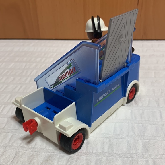 Passenger Boarding Stairs by Playmobil - Airport Service Crew - Picture 7 of 11